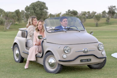 Meloni arriva al G7 a bordo di una “mini 500” ma rimuove il logo Fiat