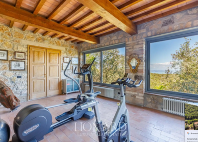 Raffaella Carrà, Iapino precisa: “La villa in vendita non è la sua”