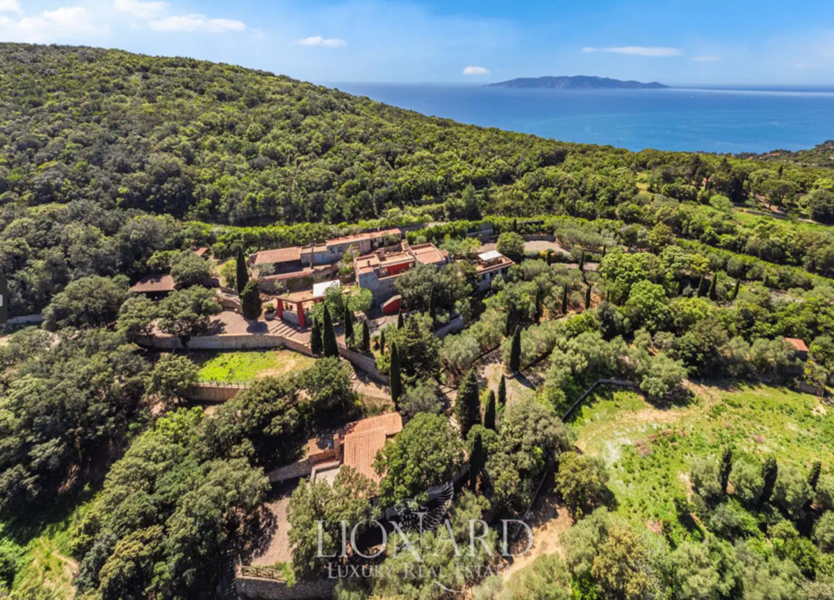 Raffaella Carrà, Iapino precisa: “La villa in vendita non è la sua”