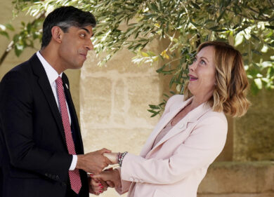 G7, “sorrisi languidi tra Meloni e Sunak”: giornali britannici scatenati