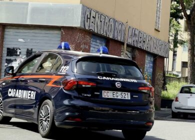“Spendi troppi soldi”: cinquantenne accoltella la moglie. Arrestato un cinese