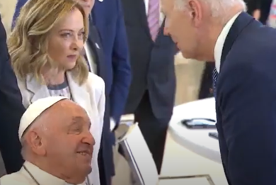 G7, l’arrivo di Bergoglio al vertice. Sorrisi e abbracci con i Capi di Stato