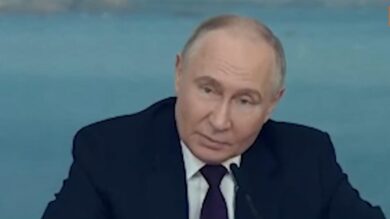 Putin il “falco” lancia una proposta di pace sull’Ucraina. Kiev: “Una farsa”