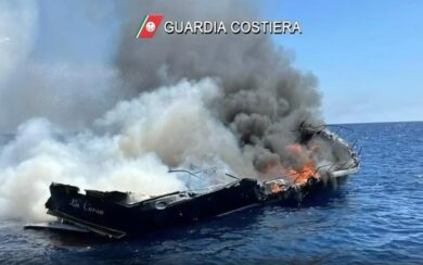 Yacht si incendia all’Elba e affonda, salvi Stefania Craxi e il marito