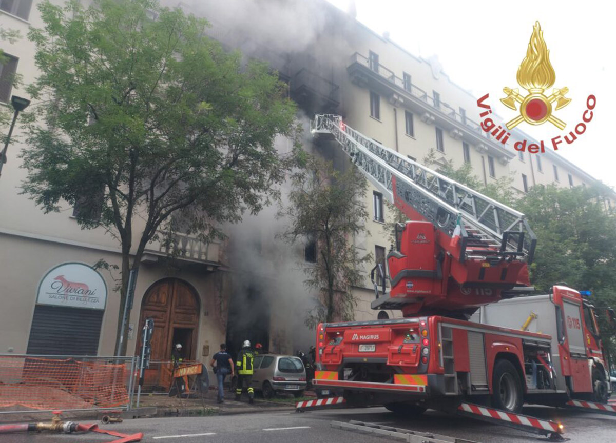 Milano, incendio da un’officina al palazzo: tre morti. FOTO e VIDEO Milano, incendio da un’officina al palazzo: tre morti. FOTO e VIDEO