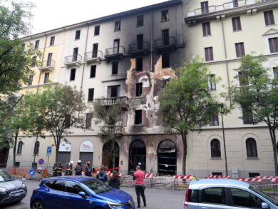 Milano, incendio da un’officina al palazzo: tre morti. FOTO e VIDEO