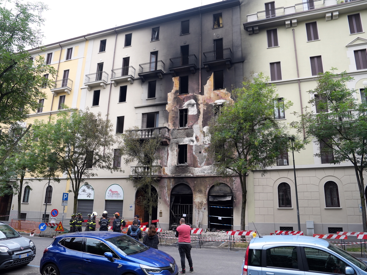 Milano, incendio da un’officina al palazzo: tre morti. FOTO e VIDEO Milano, incendio da un’officina al palazzo: tre morti. FOTO e VIDEO