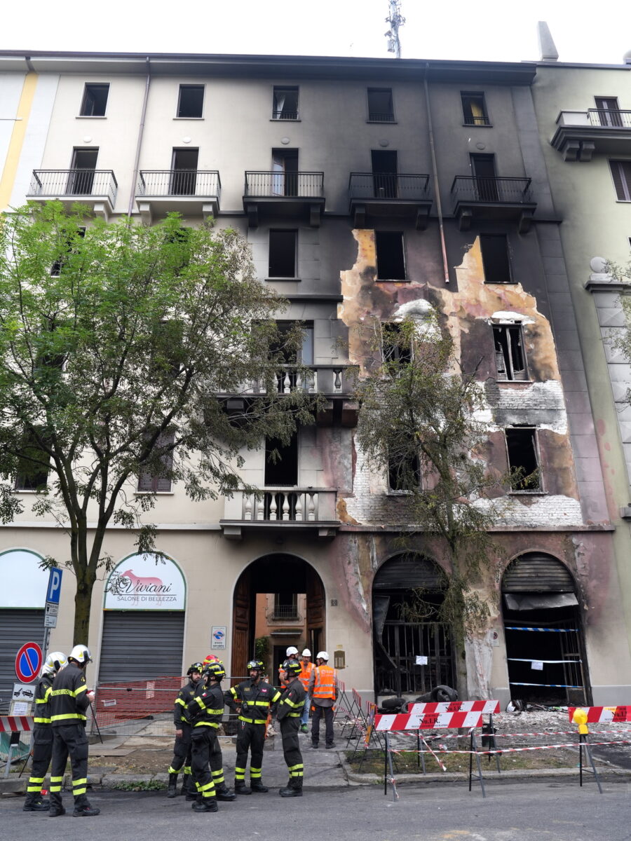 Milano, incendio da un’officina al palazzo: tre morti. FOTO e VIDEO Milano, incendio da un’officina al palazzo: tre morti. FOTO e VIDEO