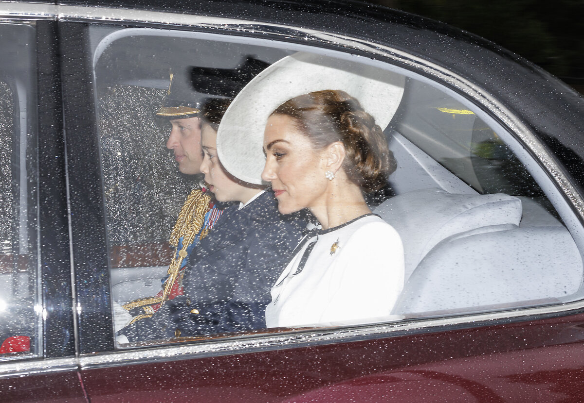 Kate Middleton torna in pubblico dopo la malattia per il compleanno di Carlo Kate Middleton torna in pubblico dopo la malattia per il compleanno di Carlo