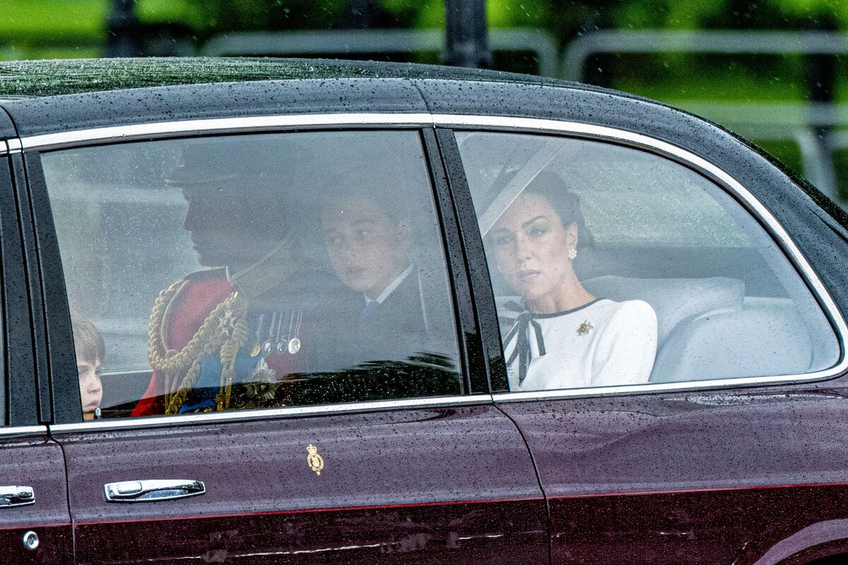 Kate Middleton torna in pubblico dopo la malattia per il compleanno di Carlo Kate Middleton torna in pubblico dopo la malattia per il compleanno di Carlo