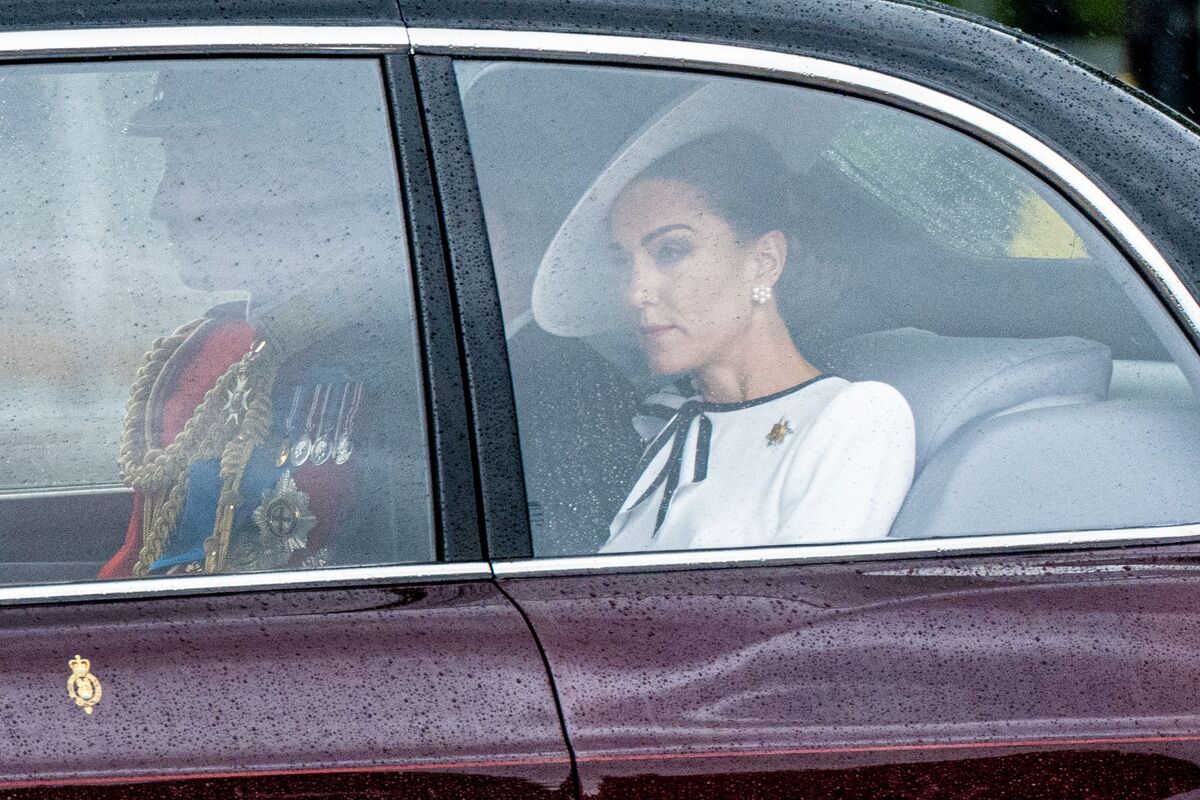 Kate Middleton torna in pubblico dopo la malattia per il compleanno di Carlo Kate Middleton torna in pubblico dopo la malattia per il compleanno di Carlo