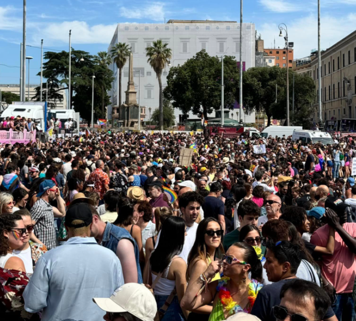 Roma Pride compie 30 anni: Annalisa madrina e Schlein in corteo. FOTO e VIDEO