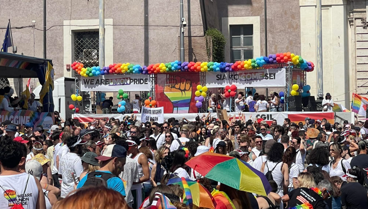 Roma Pride compie 30 anni: Annalisa madrina e Schlein in corteo. FOTO e VIDEO