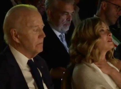 Bocelli canta “Nessun dorma”: l’urlo da stadio di Meloni, Biden a occhi chiusi