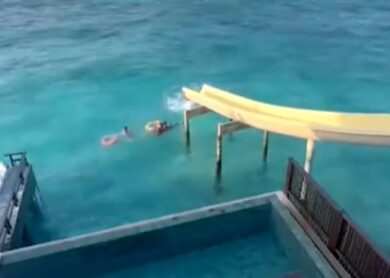 “Sto annegando”, calciatore si tuffa per salvare donna in difficoltà. VIDEO