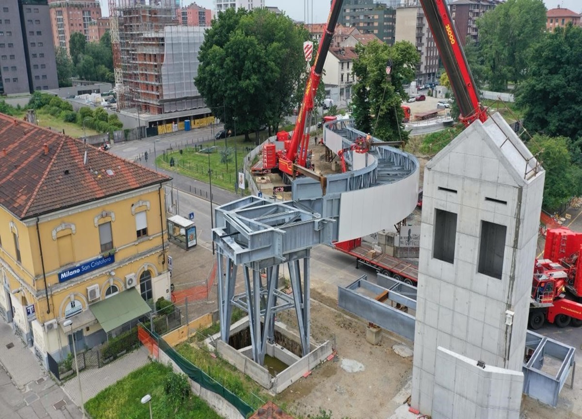 M4 Milano, iniziata l’installazione della passerella in San Cristoforo. FOTO M4 Milano, iniziata l’installazione della passerella in San Cristoforo. FOTO