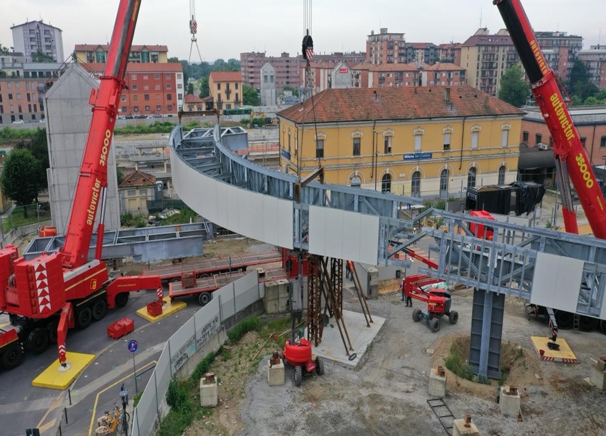 M4 Milano, iniziata l’installazione della passerella in San Cristoforo. FOTO M4 Milano, iniziata l’installazione della passerella in San Cristoforo. FOTO