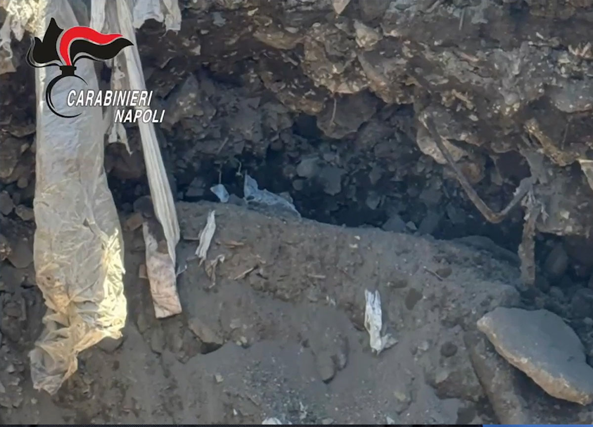 Rifiuti, discarica tombata sotto il capannone: area sotto sequestro, 4 denunce Rifiuti, discarica tombata sotto il capannone: area sotto sequestro, 4 denunce