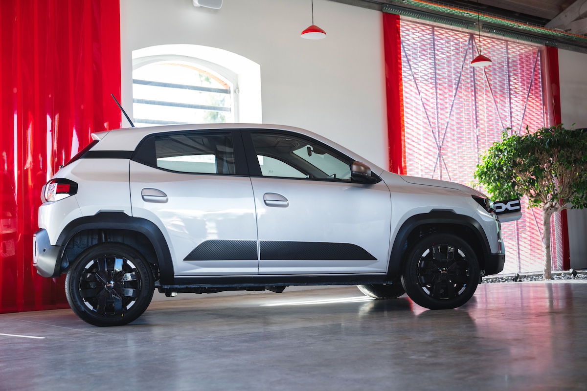 DACIA lancia la sfida della decarbonizzazione di oggi e domani DACIA lancia la sfida della decarbonizzazione di oggi e domani