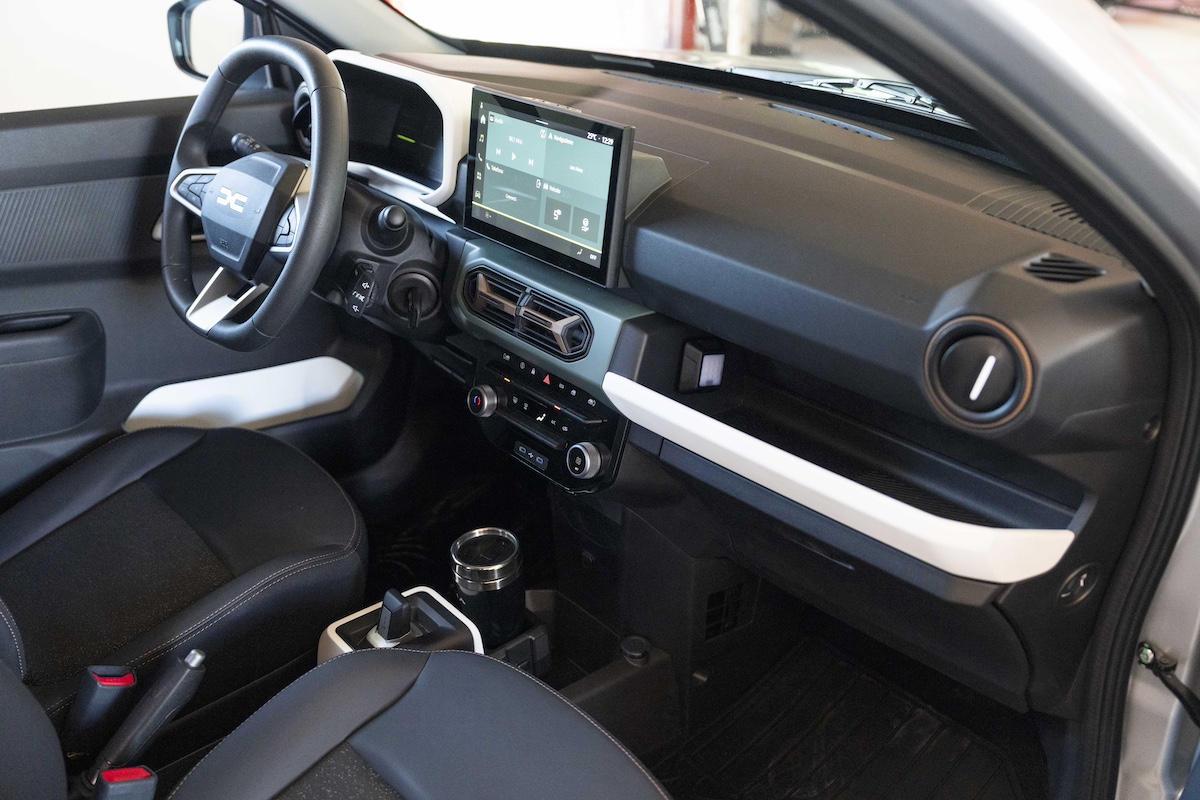 DACIA lancia la sfida della decarbonizzazione di oggi e domani DACIA lancia la sfida della decarbonizzazione di oggi e domani