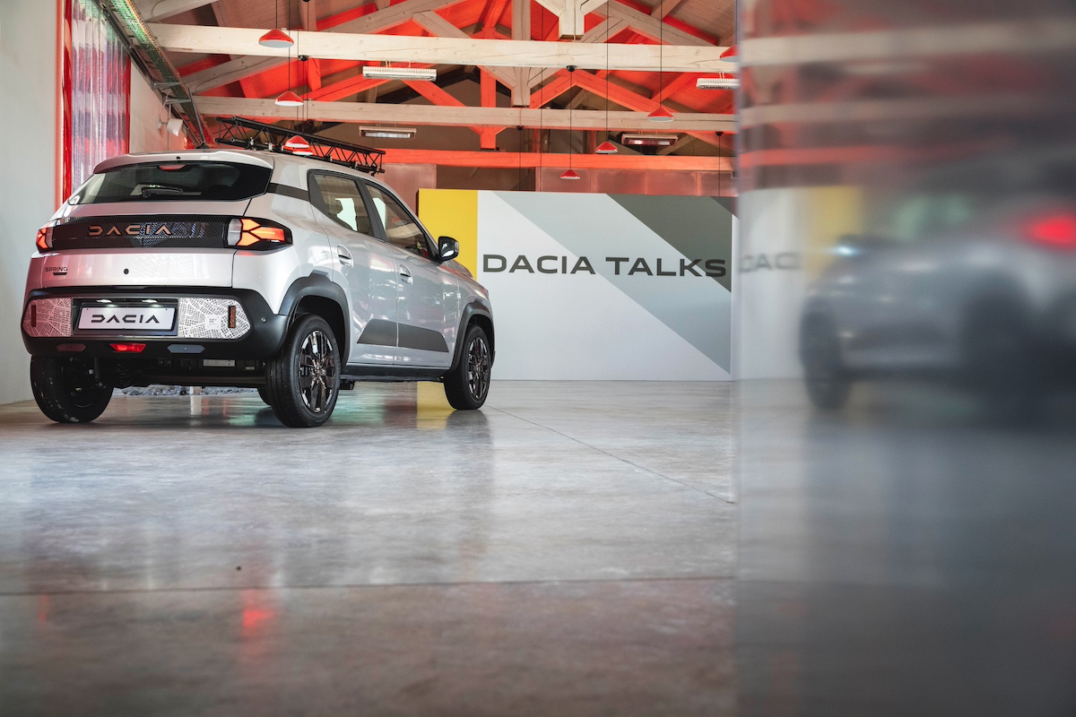 DACIA lancia la sfida della decarbonizzazione di oggi e domani DACIA lancia la sfida della decarbonizzazione di oggi e domani