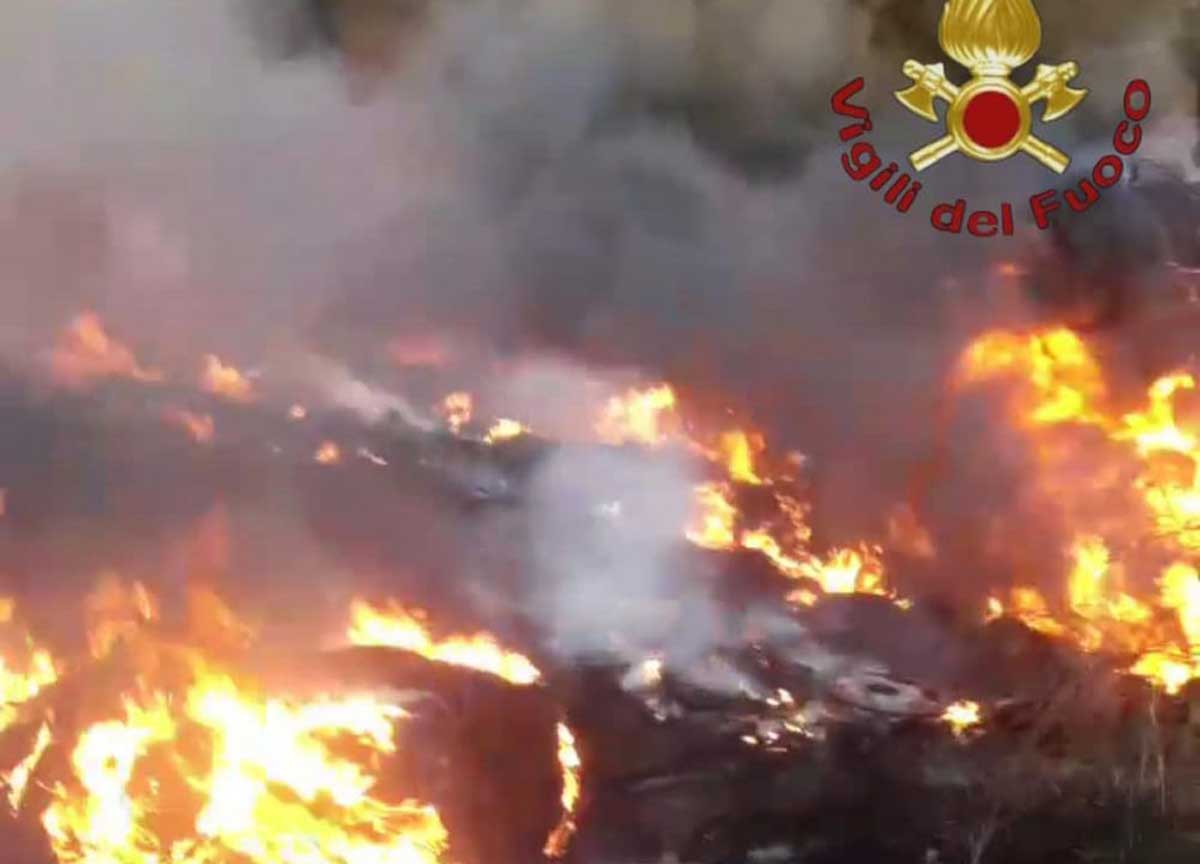 Ponte di Nona, incendio pauroso: in azione i Canadair per domare le fiamme Ponte di Nona, incendio pauroso: in azione i Canadair per domare le fiamme