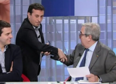 Saluto gladiatorio con David Parenzo, Maurizio Gasparri: “Non gliela do la mano, prima si è messo le dita nel naso”