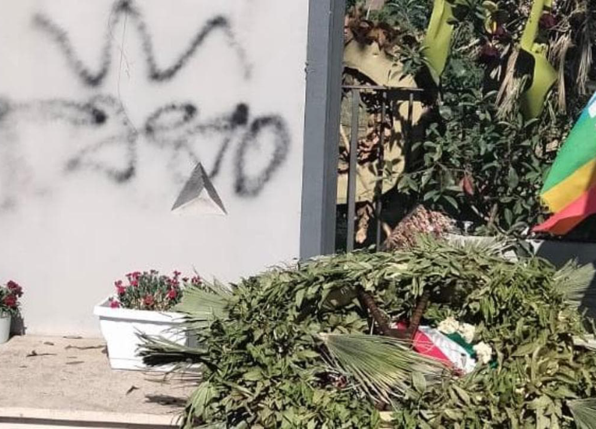 Vandalizzato il monumento per Matteotti: scritta w fascio e corona distrutta