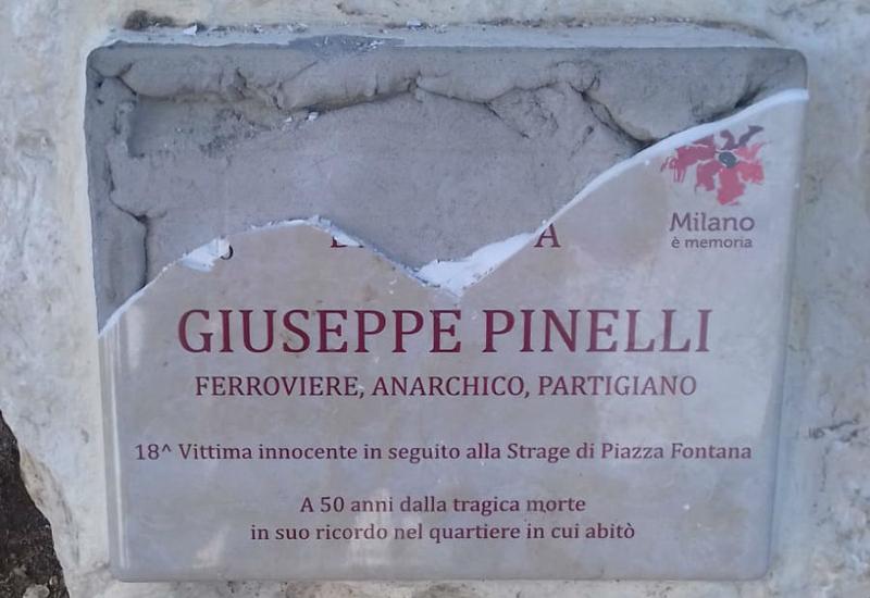 Milano: vandalizzata la targa di Pinelli, è la terza volta Milano: vandalizzata la targa di Pinelli, è la terza volta