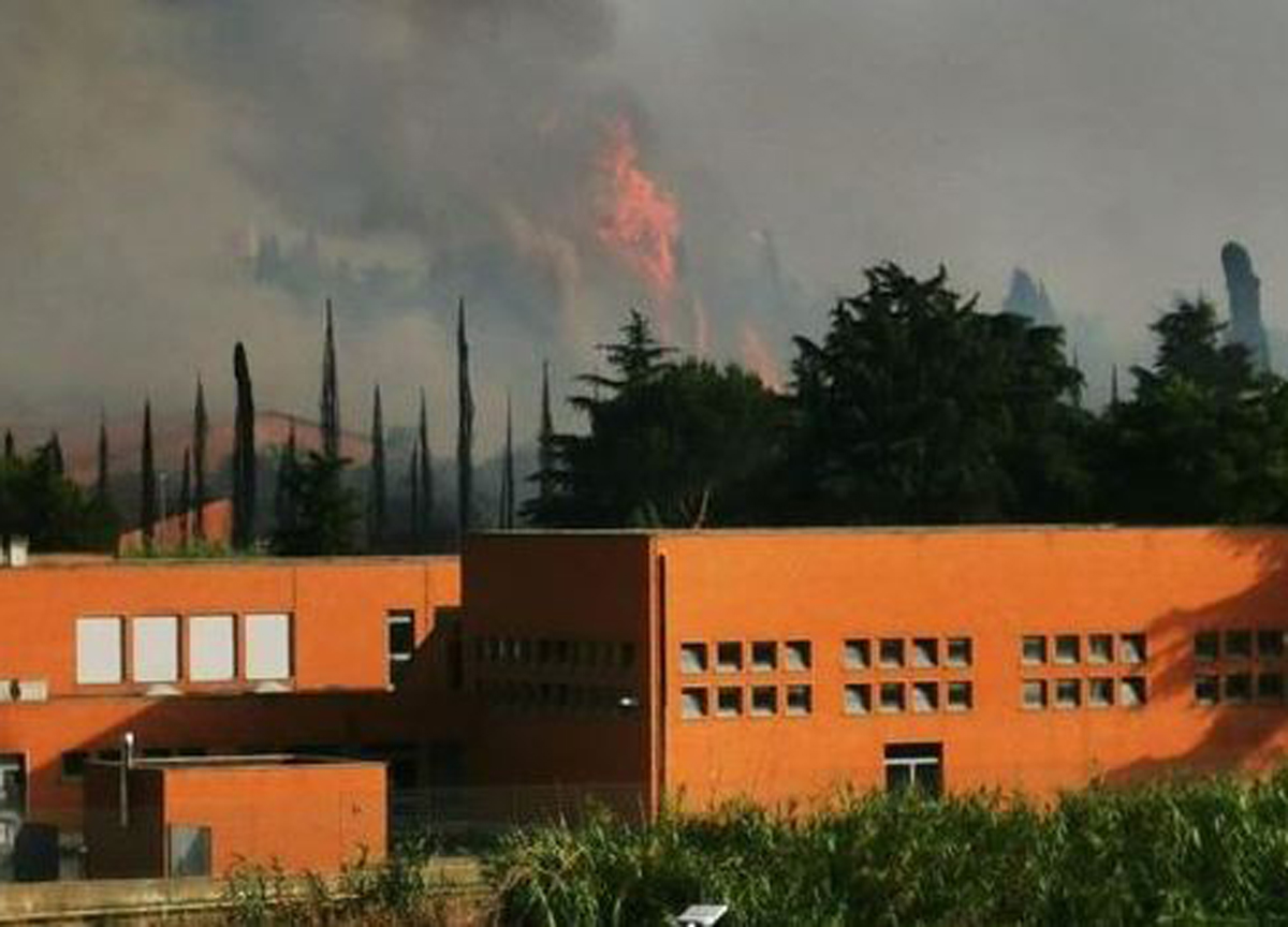 Ponte di Nona, incendio pauroso: in azione i Canadair per domare le fiamme Ponte di Nona, incendio pauroso: in azione i Canadair per domare le fiamme