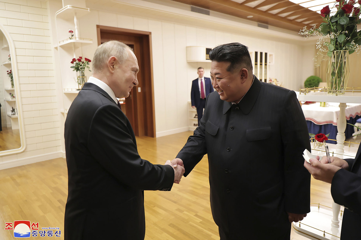 “Assistenza reciproca se aggrediti”: Putin- Kim rinnovano il patto di amicizia “Assistenza reciproca se aggrediti”: Putin- Kim rinnovano il patto di amicizia