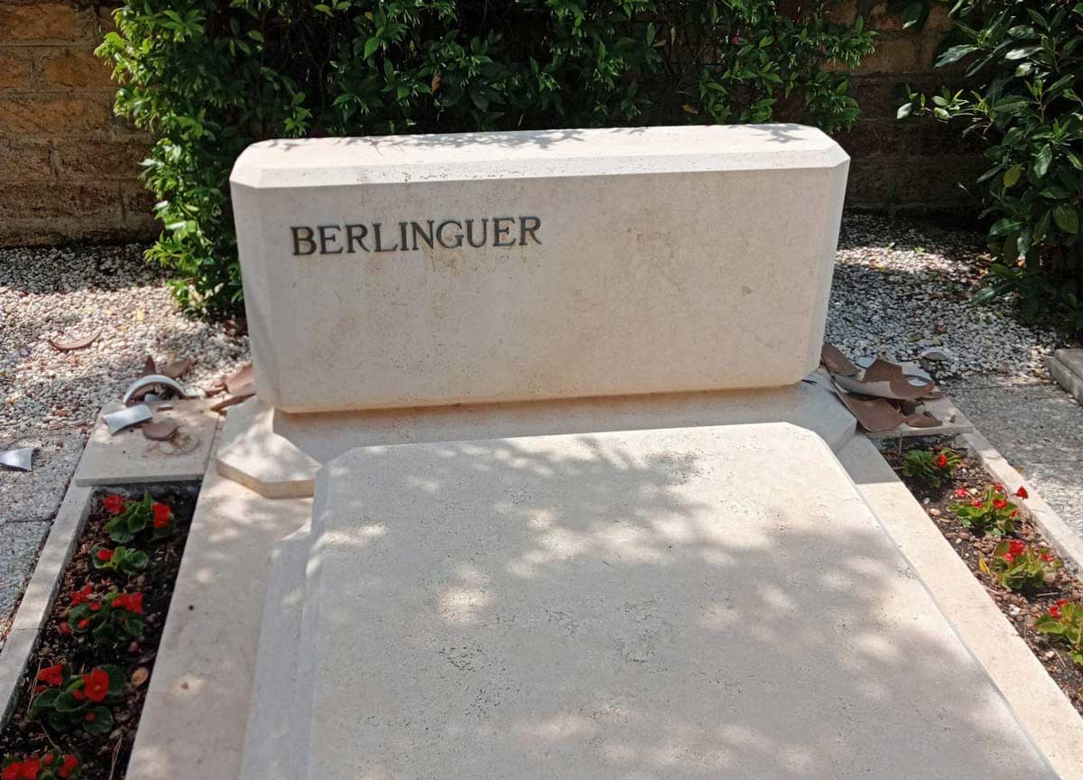 Berlinguer, per le profanazioni alla tomba la Procura avvia un’indagine Berlinguer, per le profanazioni alla tomba la Procura avvia un’indagine