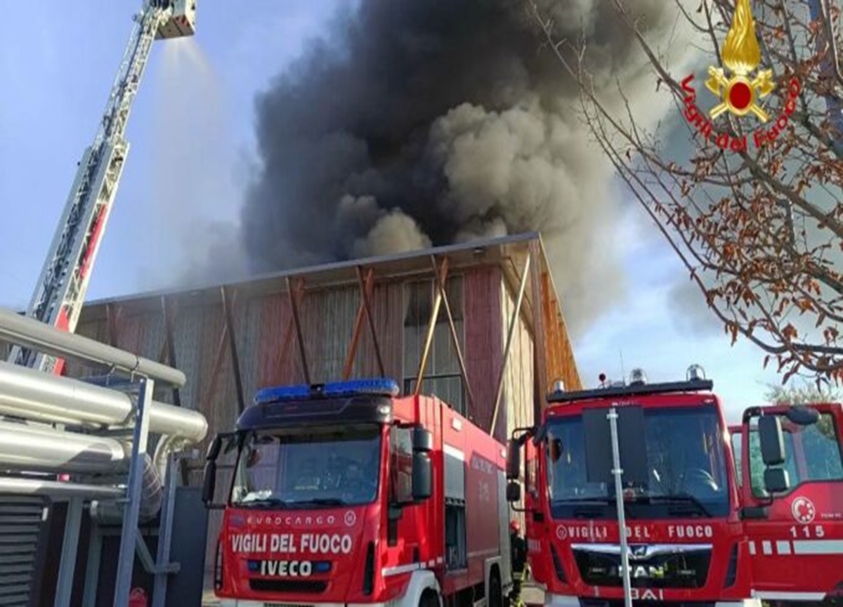 Guidonia, fiamme e fumo nero a ridosso delle case: via al piano d’emergenza