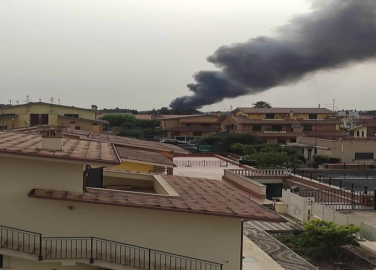 Guidonia, fiamme e fumo nero a ridosso delle case: via al piano d’emergenza