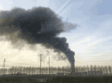 Guidonia, fiamme e fumo nero a ridosso delle case: via al piano d’emergenza