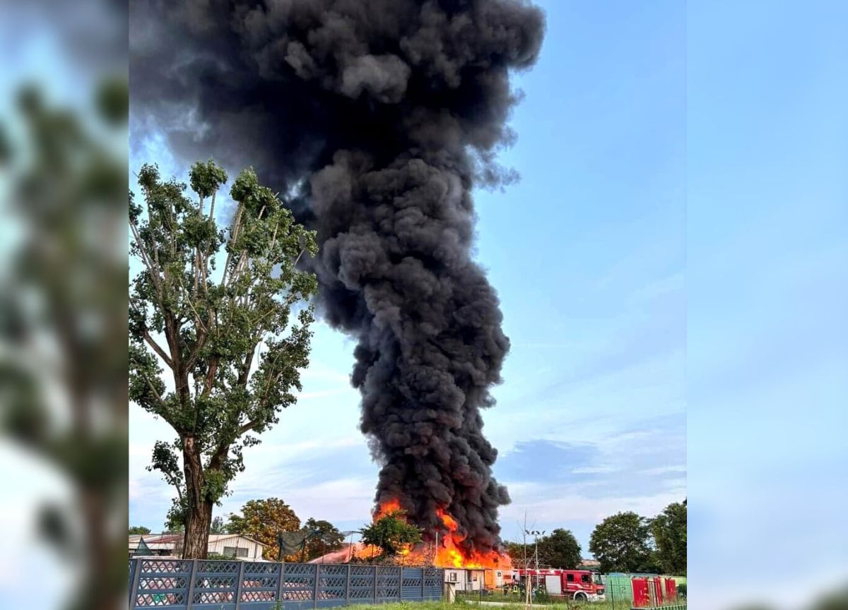 Guidonia, fiamme e fumo nero a ridosso delle case: via al piano d’emergenza