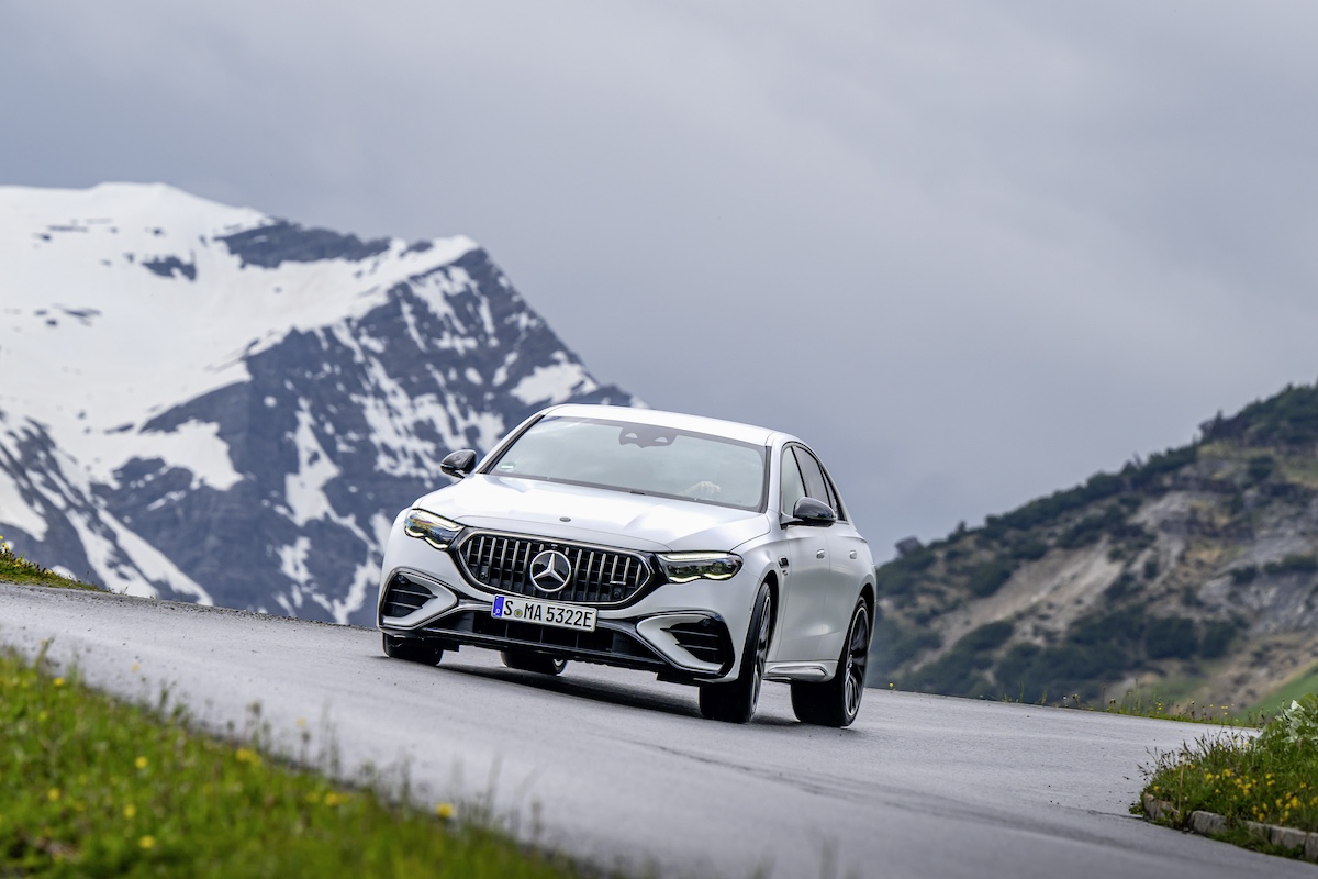 Mercedes-AMG E 53 HYBRID 4MATIC+: Performance ibrida senza compromessi