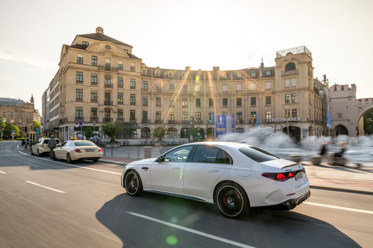 Mercedes-AMG E 53 HYBRID 4MATIC+: Performance ibrida senza compromessi