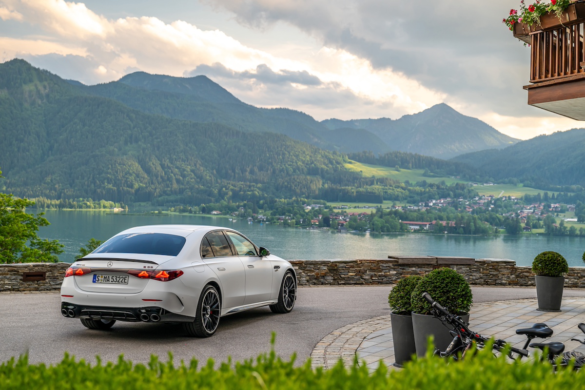 Mercedes-AMG E 53 HYBRID 4MATIC+: Performance ibrida senza compromessi