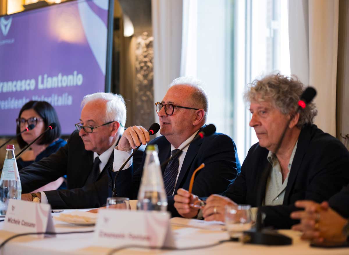 Si brinda col vino italiano top: 2 mld di bottiglie certificate valgono 9 mld