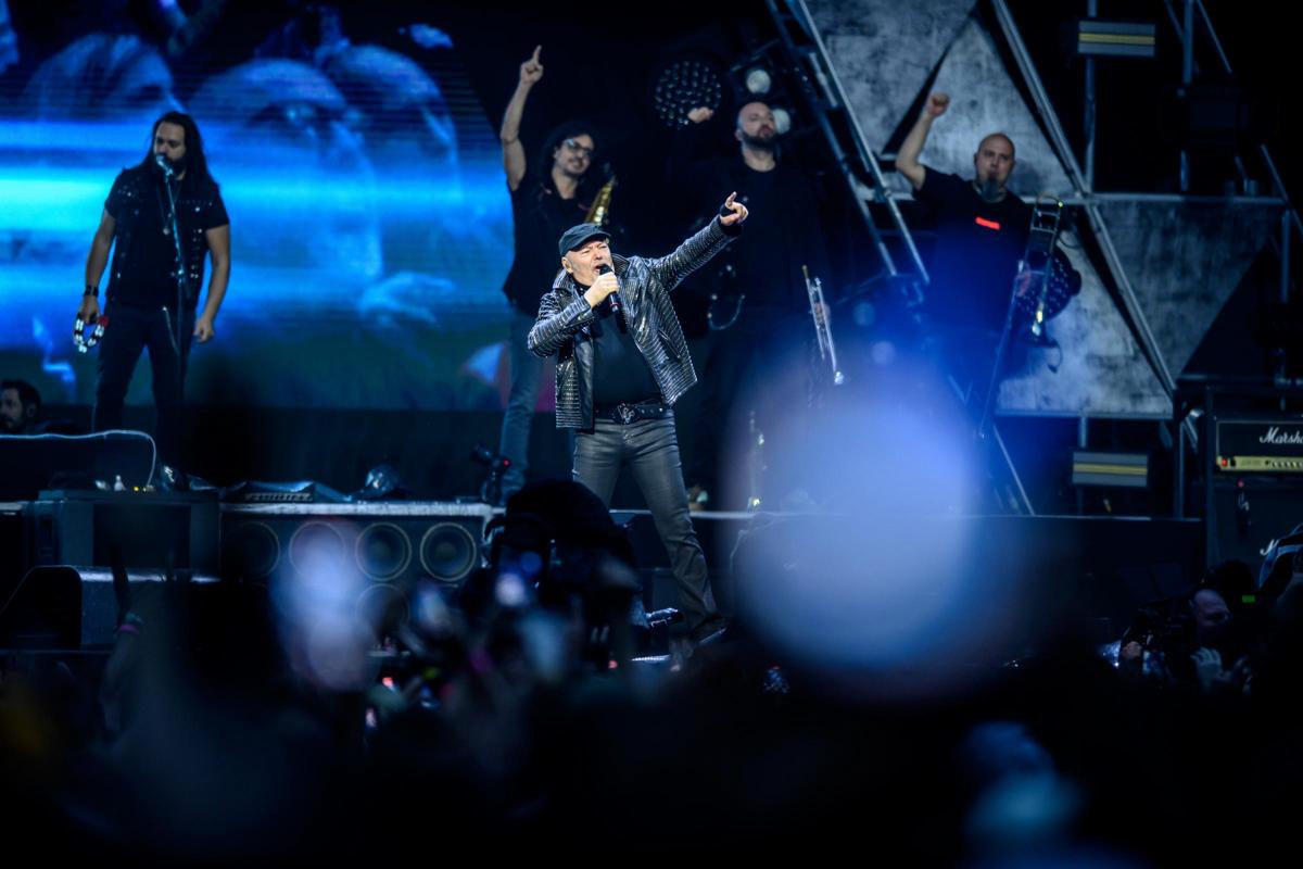 Vasco Rossi, stadio e tv: sbarca su Canale 5 in prime time e nuovo tour 2025 Vasco Rossi, stadio e tv: sbarca su Canale 5 in prime time e nuovo tour 2025