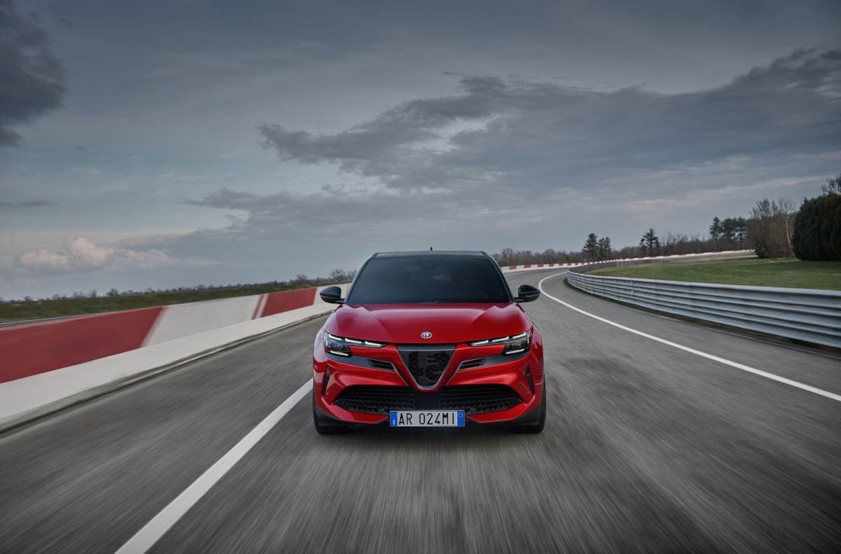 Alfa Romeo Junior VELOCE: debutto elettrico da 280 CV Alfa Romeo Junior VELOCE: debutto elettrico da 280 CV