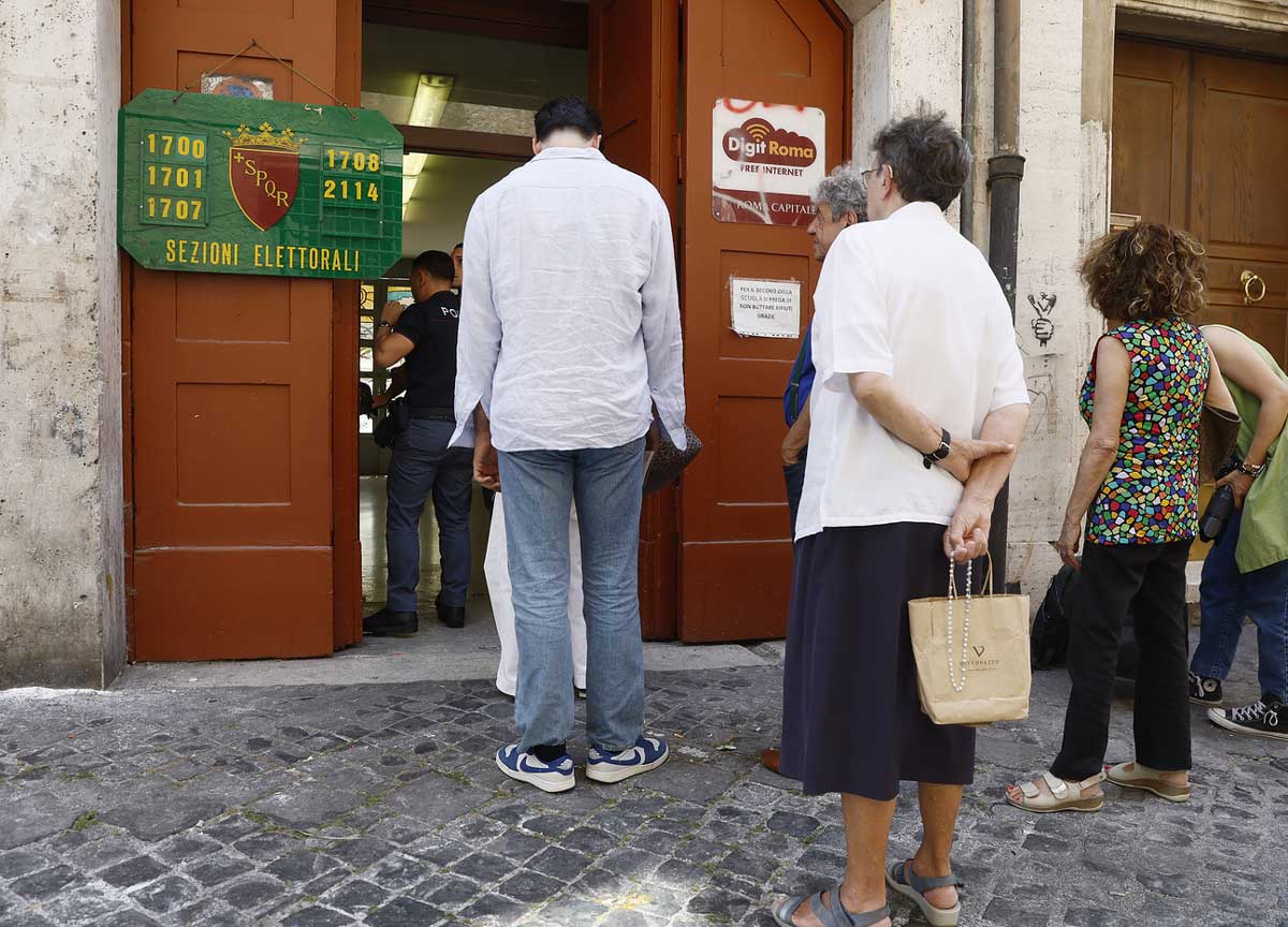 Europee, sul caos elettorale Gualtieri attacca: “Non è colpa di Roma, noi ok” Europee, sul caos elettorale Gualtieri attacca: “Non è colpa di Roma, noi ok”