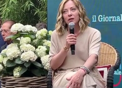 La premier Meloni sfila alla festa del “Giornale” e Feltri rivela: “Berlusconi mi fece ricco”