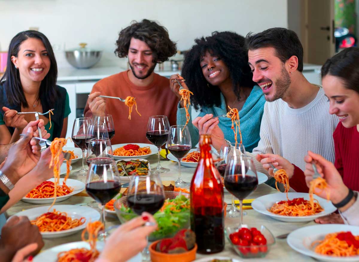 E’ mezzanotte: spaghettata al chiaro di luna. Vecchi riti per giovani digitali E’ mezzanotte: spaghettata al chiaro di luna. Vecchi riti per giovani digitali