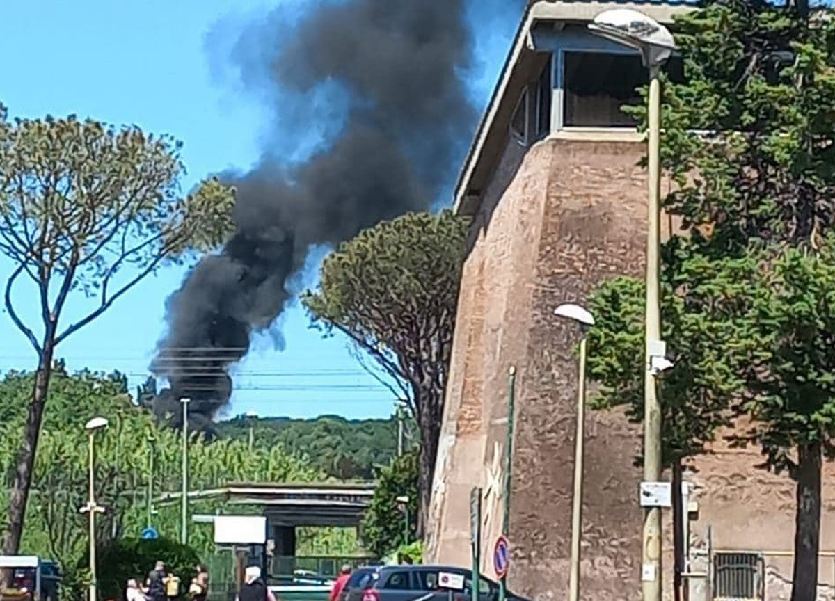 Magliana, incendio mostruoso a ridosso della ferrovia: fumo e paura in strada