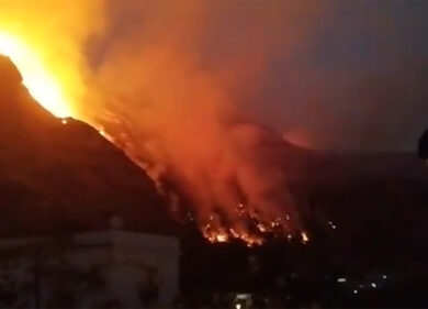 Napoli, maxi incendio: piove cenere senza fine sui quartieri. Una nube di fumo ricopre la città