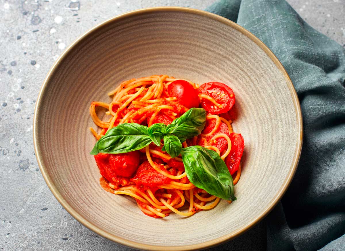 E’ mezzanotte: spaghettata al chiaro di luna. Vecchi riti per giovani digitali E’ mezzanotte: spaghettata al chiaro di luna. Vecchi riti per giovani digitali