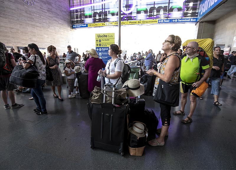 Treni, circolazione ko per guasto sulla Roma-Firenze: paralisi da Nord a Sud Treni, circolazione ko per guasto sulla Roma-Firenze: paralisi da Nord a Sud