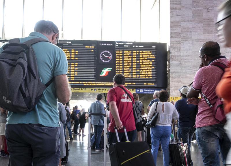 Treni, circolazione ko per guasto sulla Roma-Firenze: paralisi da Nord a Sud Treni, circolazione ko per guasto sulla Roma-Firenze: paralisi da Nord a Sud